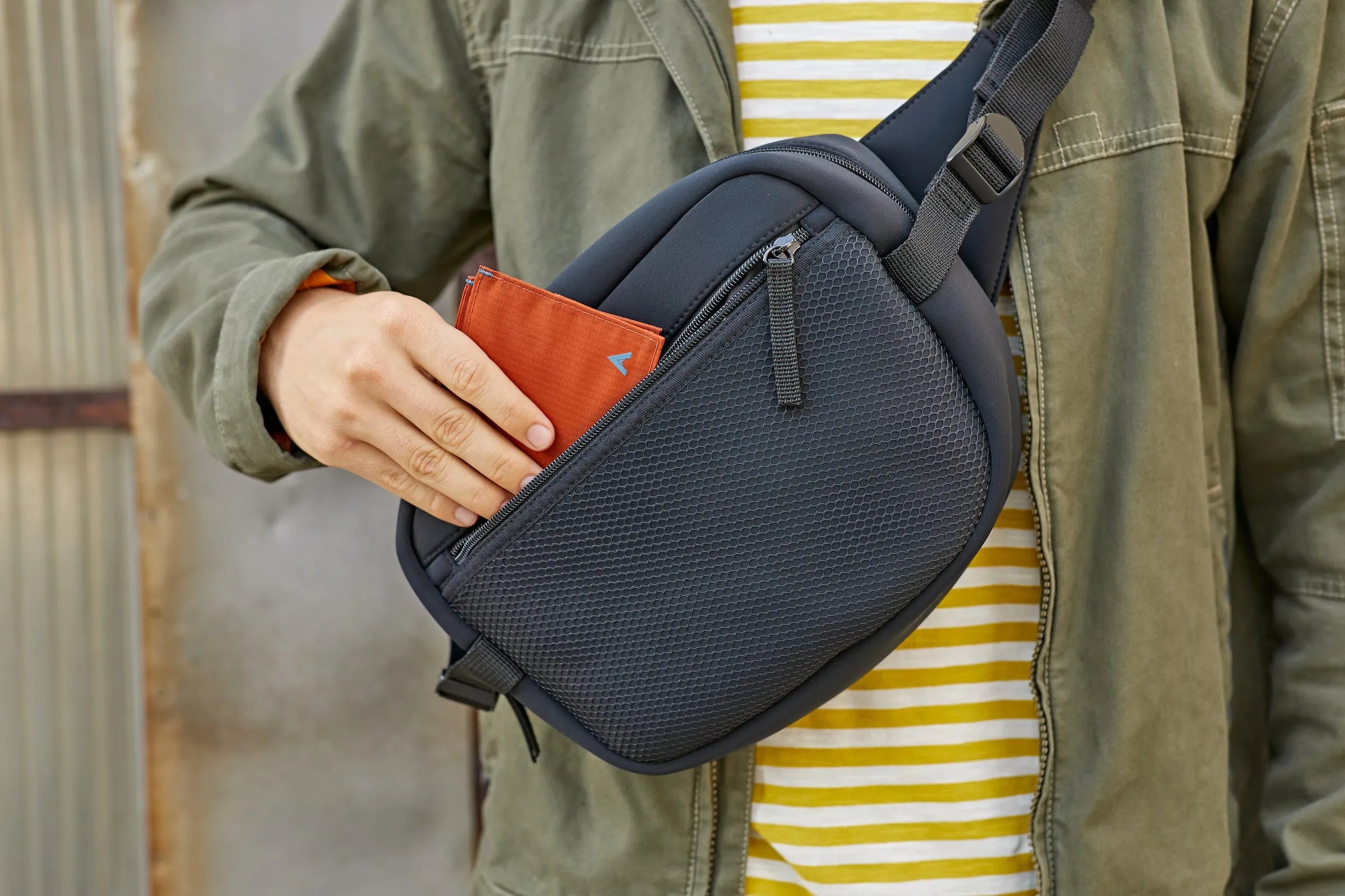 Man holding a wallet from allett