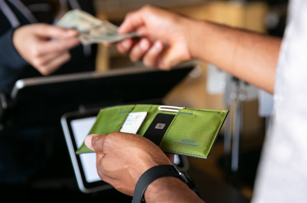 Wie viel Bargeld sollten Sie in Ihrer Brieftasche mit sich führen?