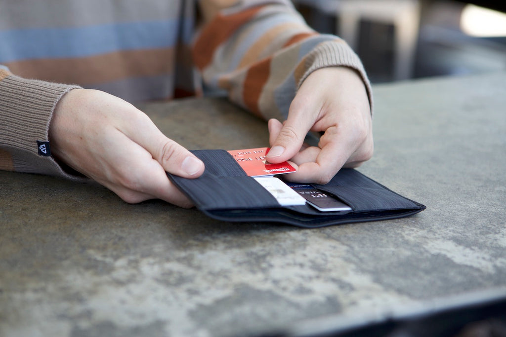革製の財布はクレジットカードをダメにしてしまいますか?