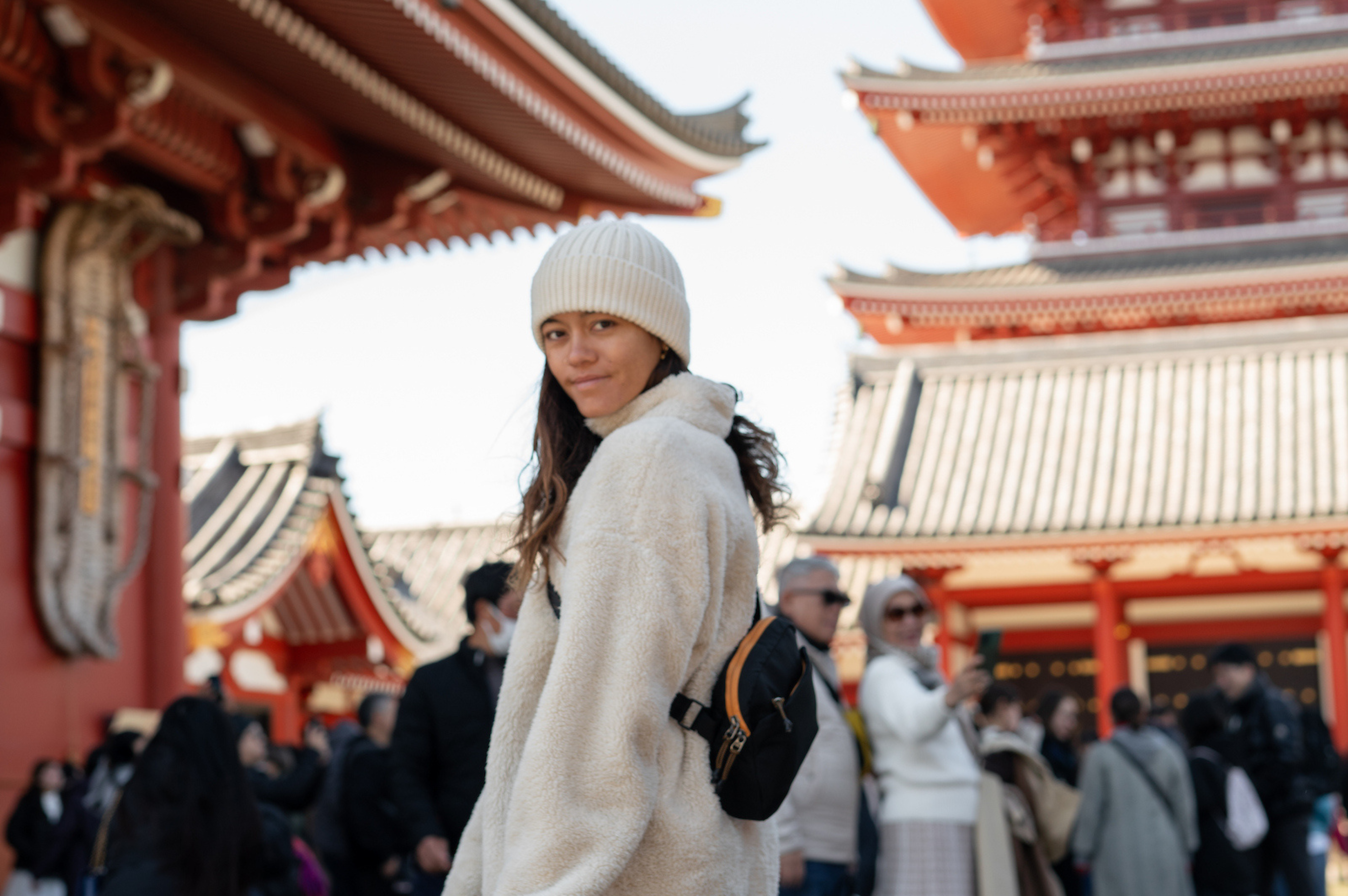 Traveler wearing the allett crossbody sling bag Smart Gifts For Travelers Gift Guide